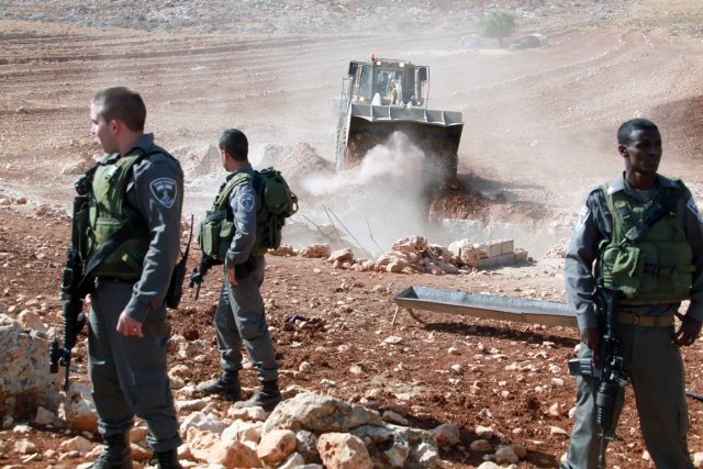 Cisjordanie: 36 ONG réclament la fin des démolitions de maisons palestiniennes Trois agents de sécurité israéliens montent la garde... (PHOTO JAAFAR ISHTIYEH, AFP)