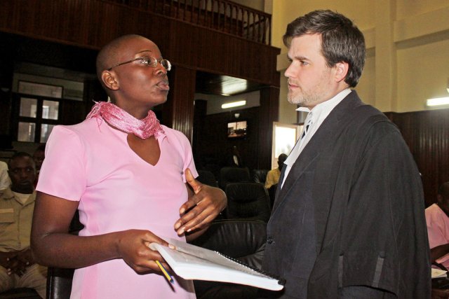 Victoire Ingabire s'entretient avec son avocat britannique Iain Edwards,... (PHOTO STEPHANIEAGLIETTI, ARCHIVES AFP)