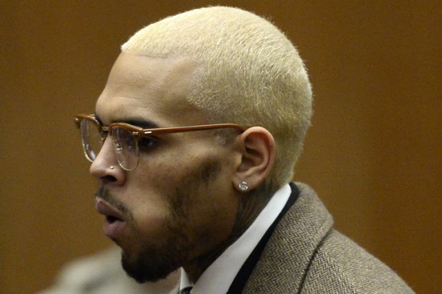 Chris Brown s'est présenté en cour lundi à... (Photo: Reuters)