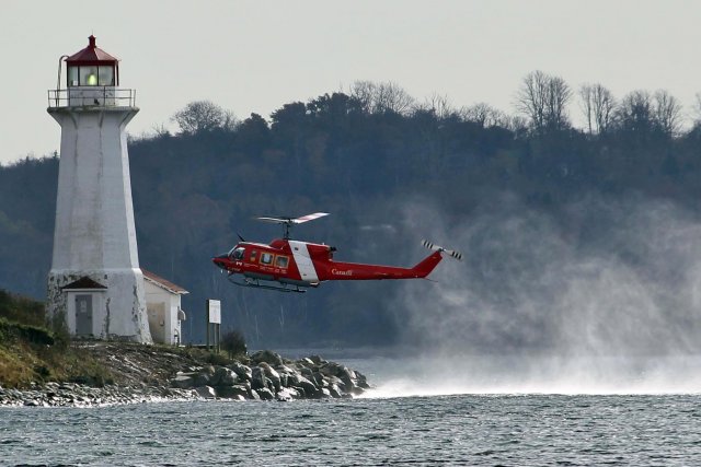 Par précaution, les gardes-côtes ont envoyé un hélicoptère... (Photo TIM KROCHAK, PC)