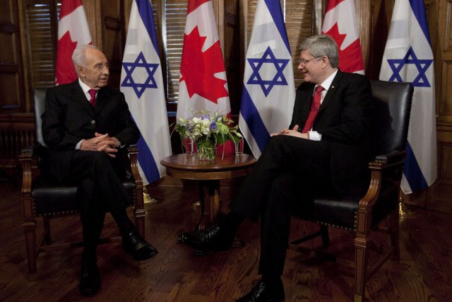 Le président israélien Shimon Peres en compagnie de Stephen... (Photo Adrian Wyld, PC)