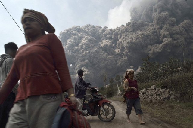 Le volcan Sinabung, relativement calme depuis la mi-janvier,... (Photo Reuters/STRINGER/INDONESIA)