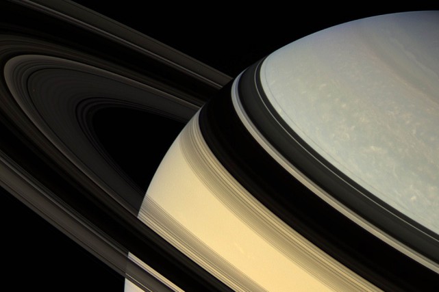 De la vie dans un océan caché sur une lune de Saturne? 835980-saturne-sixieme-planete-partant-soleil