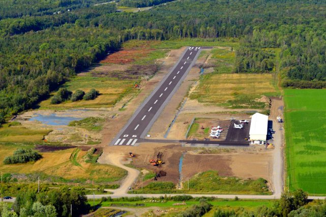 Aérodrome de Neuville: bisbille autour des hangars pour avions Neuville Aéro a mis en vente une dizaine... (Photothèque Le Soleil)