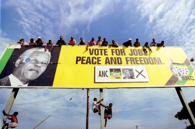 Des sympathisants de l'ANC attendent, grimpés sur une... (PHOTO ALEXANDER JOE, ARCHIVES AFP)