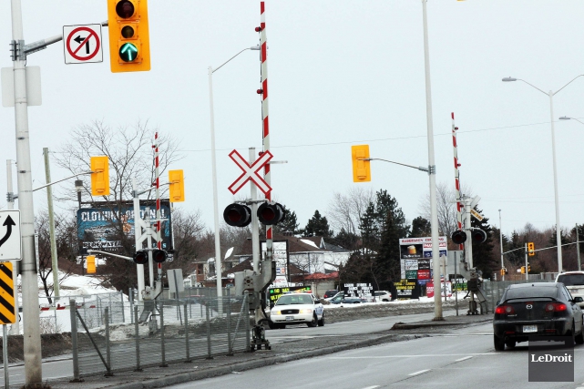 Sécurité aux passages à niveau: Ottawa étudie ses options L'accident mortel entre un autobus d'OC Transpo et... (Etienne Ranger, Archives LeDroit)