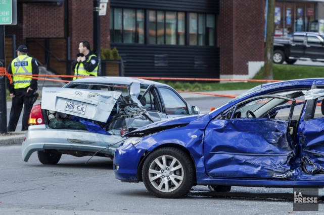 Deux piétons fauchés par une auto décèdent Vers 15h10, une voiture Mazda 3 sport qui... (PHOTO ÉDOUARD PLANTE-FRÉCHETTE, LA PRESSE)