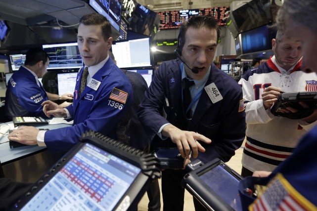 Wall Street a fini en hausse vendredi, permettant à son indice Dow Jones de... (Photo Richard Drew, Archives Associated Press)