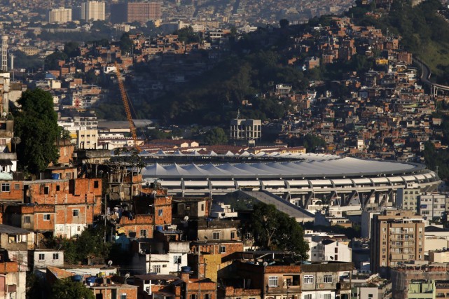 Les favelas qui encerclent le stade Maracanã, l'un... (Photo Sergio Moraes, archives Reuters)