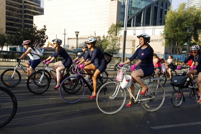 À Mexico, les cyclistes masculins sont quatre fois... (PHOTO BERNARDO MONTOYA, ARCHIVES REUTERS)