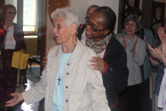 Soeur Gilberte Bussière de retour au bercail Soeur Gilberte Bussière, 74 ans, a été accueillie... (Photo fournie par la Congrégation de Notre-Dame)