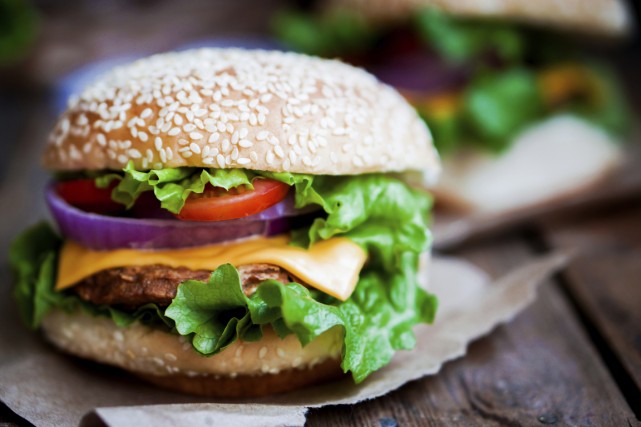Banal, le burger? Pas quand on suit les recette de M: BRGR, qui ose glisser des... (Photo Digital/Thinkstock)