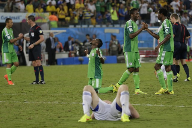 L'équipe du Nigéria festoie après avoir éliminé les... (Photo Dolores Ochoa, AP)