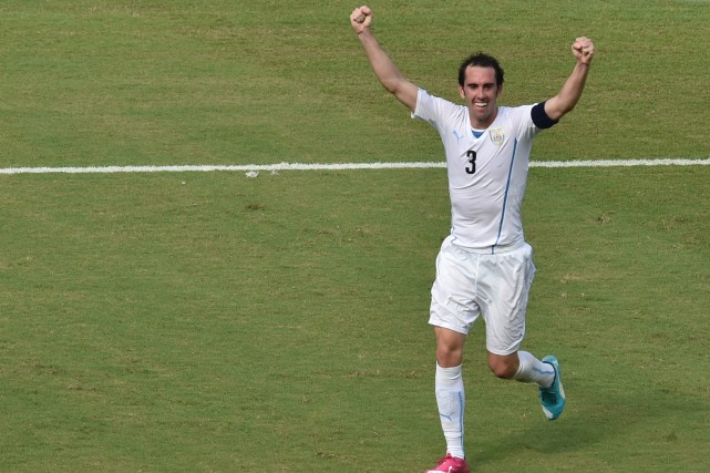 Le défenseur Diego Godin de l'Uruguay festoie après... (PHOTO YASUYOSHI CHIBA, AFP)