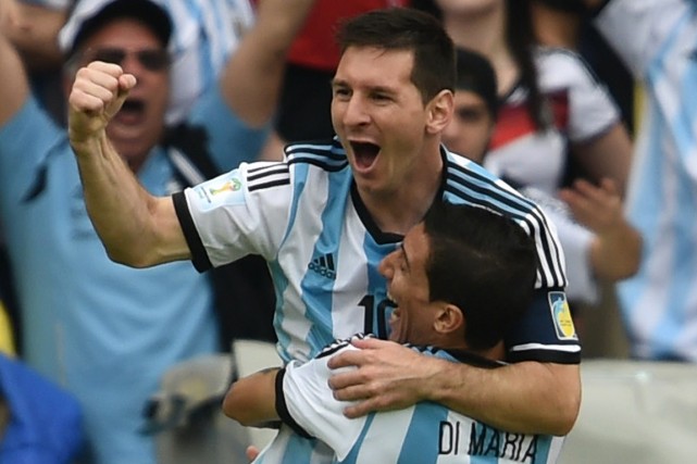 Lionel Messi a sauté dans les bras d'Angel... (Photo Pedro Ugarte, AFP)