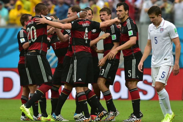 Les joueurs de l'Allemagne célèbrent après le but... (Photo Nelson Almeida, AFP)