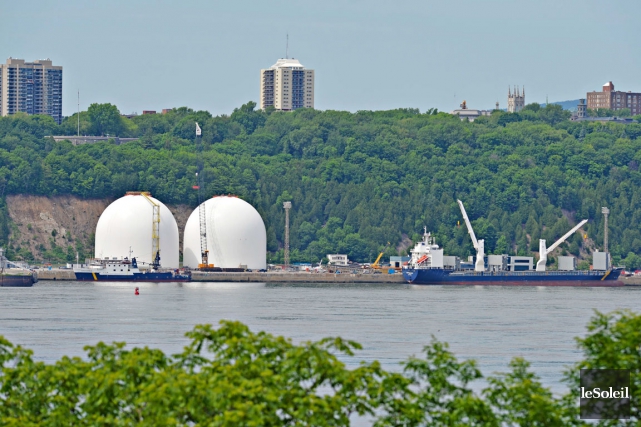 Les deux gros silos construits par Arrimage Québec... (Photothèque Le Soleil, Pascal Ratthé)