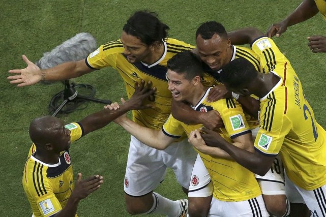 James Rodriguez (au centre) a marqué les deux... (PHOTO FELIPE DANA, REUTERS)