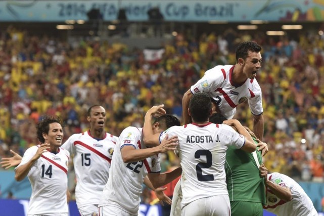 Les joueurs du Costa Rica célèbrent à la... (PHOTOARIS MESSINIS, AFP)