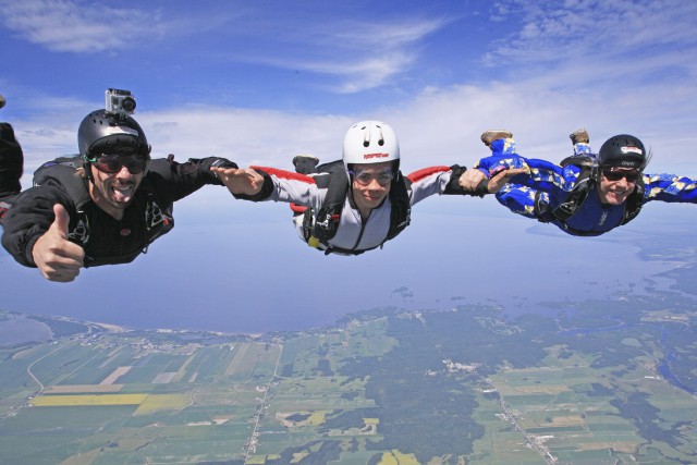 Trois générations de parachutistes 882695