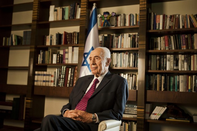 Le président israélien Shimon Peres... (Photo Dan Balilty, AP)