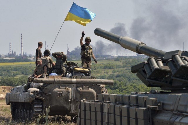 Un convoi de l'armée ukrainienne se dirige vers... (PHOTO GENYA SAVILOV, AFP)
