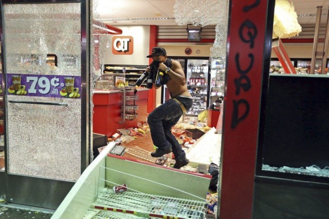 Des émeutes ont éclaté et des magasins ont... (PHOTO DAVID CARSON, AP)