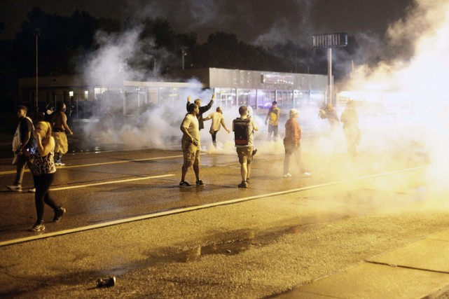 Des manifestants défient le couvre-feu imposé à Ferguson,... (Photo: AFP)