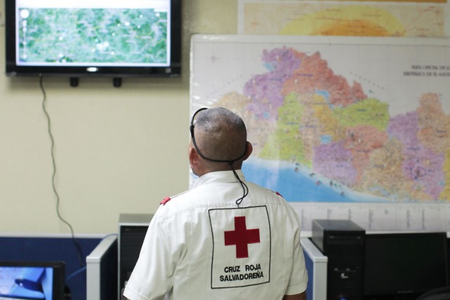 Un secouriste de la Croix-Rouge salvadorienne observe l'évolution... (PHOTO JOSE CABEZAS, reuters)