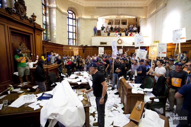 Grabuge à l'hôtel de ville: 4 cadres du SPVM se font reprocher leur laxisme Le 18 août dernier, une centaine de syndiqués... (PHOTO SARAH MONGEAU-BIRKETT, ARCHIVES LA PRESSE)