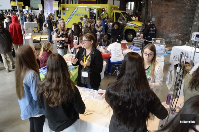Les projecteurs braqués sur les professions À l'avant, on retrouve les jeunes Rafaël Robitaille,... (Photo: Sylvain Mayer, Le Nouvelliste)