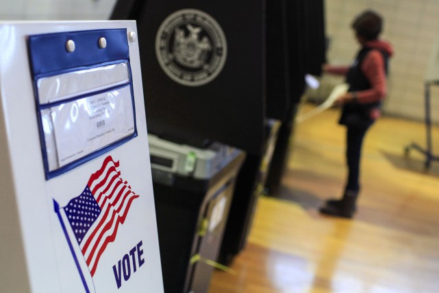 Un femme enregistre son vote à Staten Island,... (PHOTO EDUARDO MUNOZ, REUTERS)