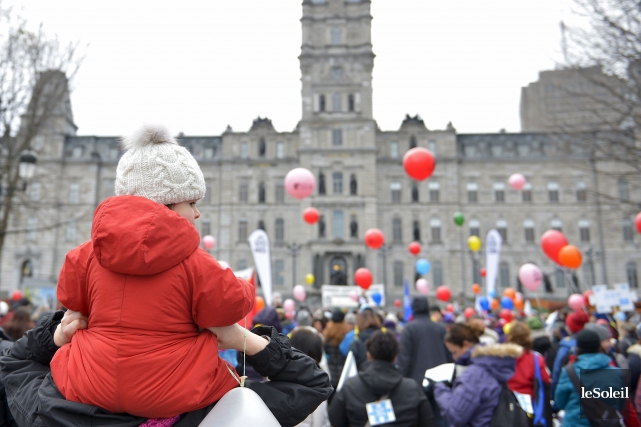 Des milliers de personnes dénoncent la hausse des frais de garderie Des parents accompagnés de leurs enfants, des éducatrices... (Le Soleil, Yan Doublet)