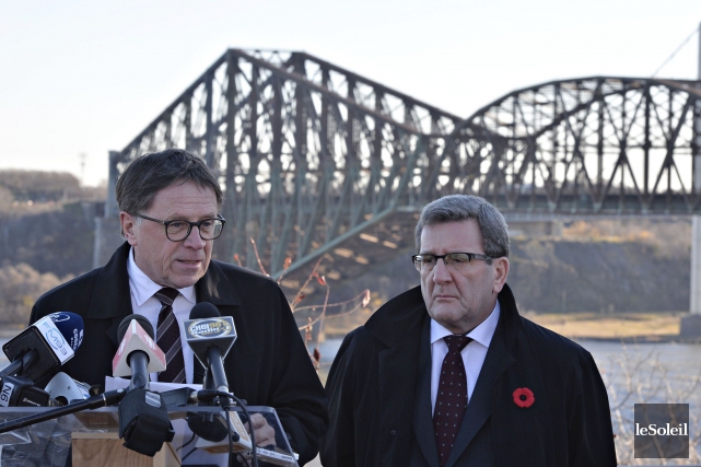 Régis Labeaume, maire de Québec, et Gilles Lehouillier... (PHOTO PASCAL RATTHE, LE SOLEIL)