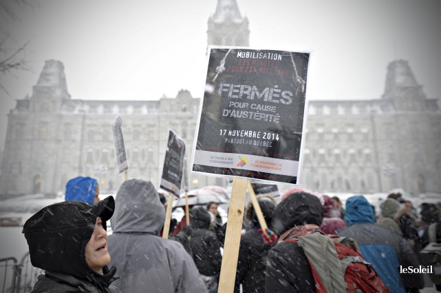 Austérité budgétaire: les organismes communautaires crient à l'aide La manifestation devant l'Assemblée nationale s'est tenue dans... (Le Soleil, Pascal Ratthé)