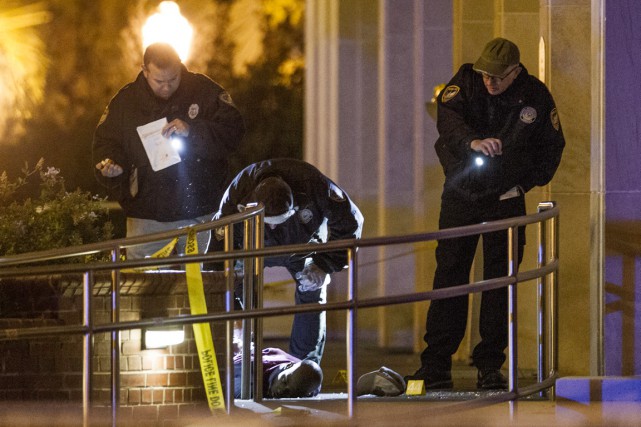 Université d'État de Floride: une fusillade fait un mort et trois blessés Sommé d'abandonner son arme par les policiers arrivés... (PHOTO MARK WALLHEISER, AP)