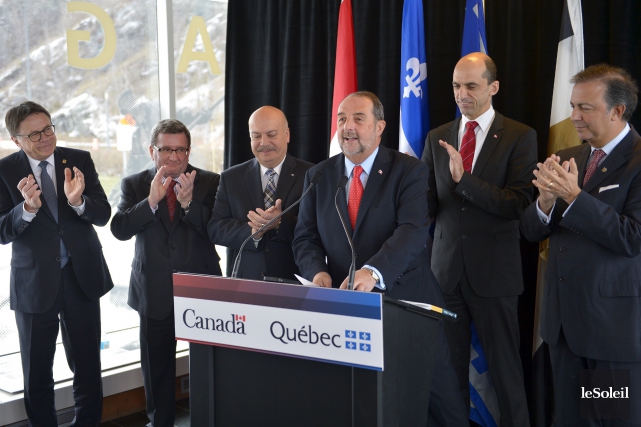 Les gouvernements offrent 100 millions $ pour le pont de Québec De gauche à droite: les maires Gilles Lehouillier... (Le Soleil, Yan Doublet)