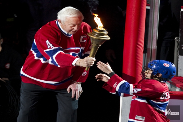 Jean Béliveau, d'hier à aujourd'hui «Chevelure blanche, maillot rouge du capitaine de l'équipe,... (Photo André Pichette, archives La Presse)