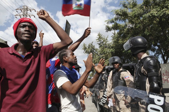 Des milliers d'Haïtiens manifestent pour réclamer des élections Une manifestation similaire organisée vendredi a pris une... (PHOTO MARIE ARAGO, REUTERS)