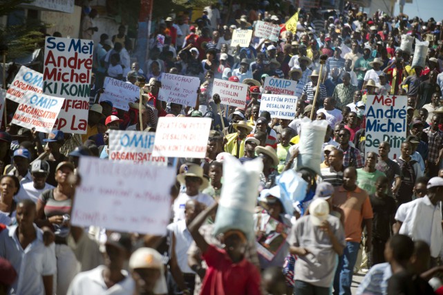 Des militants anti-gouvernement manifestent à Pétionville, banlieue cossue... (PHOTO HECTOR RETAMAL, AFP)
