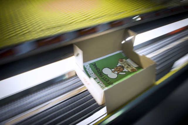 Course en vue pour se procurer le prochain numéro de Charlie Hebdo À Québec, les citoyens désireux de se procurer... (PHOTO MARTIN BUREAU, ARCHIVES AFP)