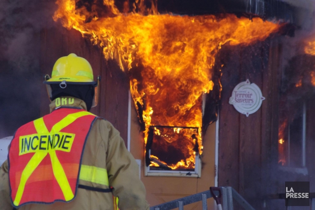 Une cabane à sucre la proie des flammes Les pompiers de la municipalité, aidés d'équipes de... (Photo Dominique St-Pierre, Collaboration spéciale)