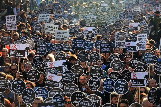 Turquie: des milliers de manifestants en mémoire du journaliste assassiné Hrant Dink Les manifestants ont marché de la place Taksim... (PHOTO AFP/MIRA)
