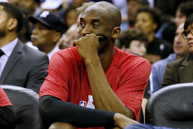 Lakers: Kobe Bryant, opéré à l'épaule, ratera le reste de la saison Lakers: Kobe Bryant, opéré à l'épaule, ratera le reste de la saison
