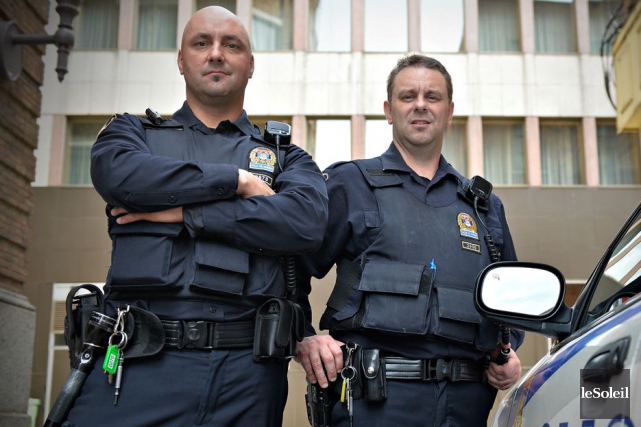 Deux policiers honorés de Québec devant le Comité de déontologie Les policiers Sébastien B. Roy et Yannick Campagna... (Photothèque Le Soleil, Pascal Ratthé)