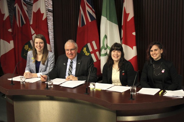 Université francophone: l'engagement de Wynne demandé Caroline Gélineault, coprésidente du Regroupement étudiant franco-ontarien (RÉFO),... (Eugenie Lambert, collaboration spéciale)