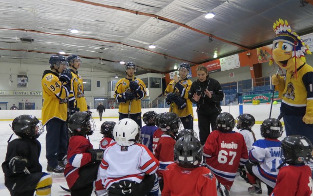 Thomas Hawk s'invite chez Julie Robitaille Les jeunes hockeyeurs inscrits au programme Patinage intensif... (Photo: École de power skating Julie Robitaille)