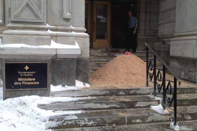 Des copeaux de bois déversés au ministère des Finances à Québec Les copeaux, c'est une image, un clin d'oeil,... (Photo fournie par le Comité populaire Saint-Jean-Baptiste)