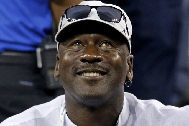 Michael Jordan parmi les milliardaires de la planète Former basketball great Michael Jordan watches a match... (SHANNON STAPLETON)