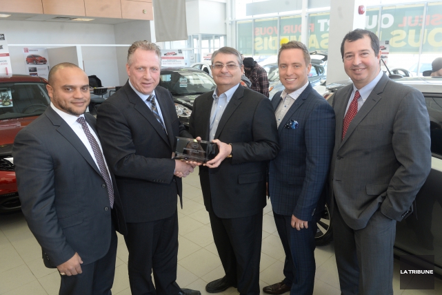 Sherbrooke Nissan fête ses 25 ans au sein du Groupe Beaucage De gauche à droite, on aperçoit Georges-Alexis Eustache,... (Imacom, Maxime Picard)